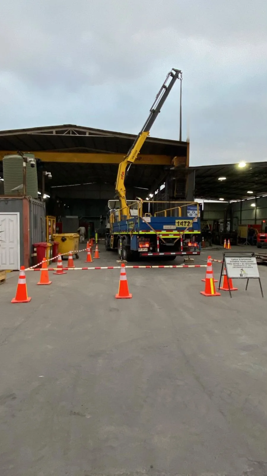 Trabajo en altura dentro de una instalación industrial.